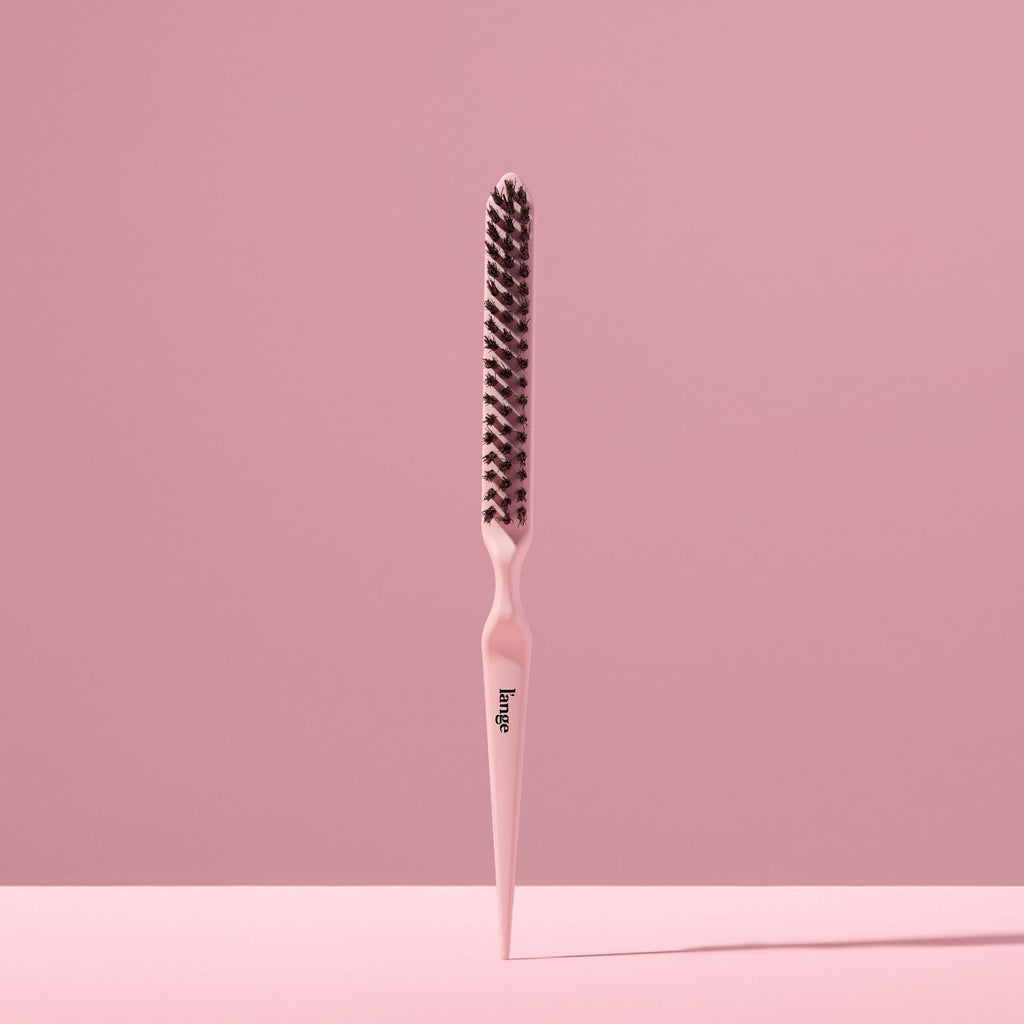 blush L’ange teasing brush standing upright on pink background